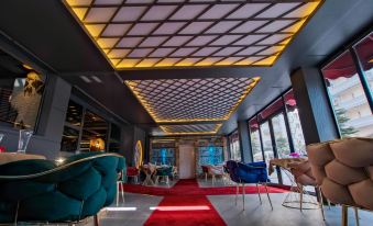 Moonday Hotel