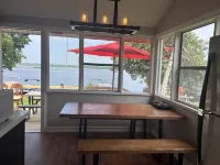 Myriad Fins Cottage and Marina فنادق في Lindsay
