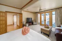 The Castle Rock Estate by AvantStay Steps From Arch Cape beach w Hot Tub Sauna Hotels in Arch Cape