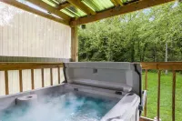 Creekside Cabin in Hocking Hills. Hot Tub + Large Private Yard. Dog-friendly!