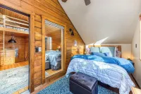 Cozy ski in-ski out cabin, private hot tub. Sleeps 10, 4bd+loft 3bth resort view