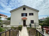 Apartment in Krk, Ruhige Lage, Klimaanlage, Wlan Hotel in zona Volsonis