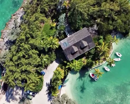 Private Island w Causeway to Town, 2 Bedroom, 2 bathroom, Full kitchen, Sleeps 6 Hotels in George Town