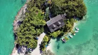 Private Island w Causeway to Town, 2 Bedroom, 2 bathroom, Full kitchen, Sleeps 6 Отели в г. 