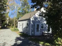 Charming 18th century cottage with its own beachfront on Scargo Lake near bay 1736 Josiah Dennis Manse Museum 주변 호텔