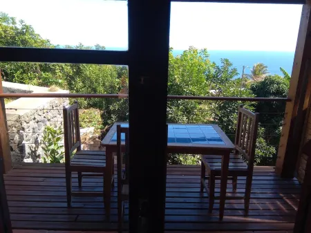 Spacious vacation home with exceptional ocean and mountain views