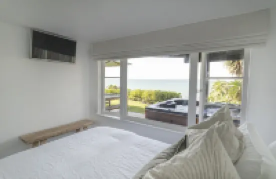 Whale Bay Surf Bach + Spa - Absolute Waterfront