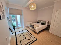 Seafront Apartment with Garden - Perfect location in Mumbles Hotels near Gower Gallery & Picture Framing