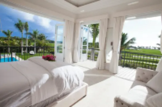 Luxurious Ocean and Golf View Villa staffed with Private Chef, Butler and Maid! โรงแรมใน