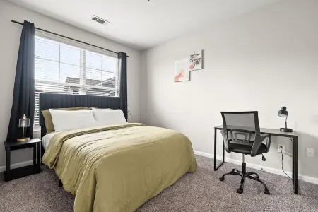 Ziva Luxe 2BR 2BA Near DT Indy Отели в г. Уорт Тауншип
