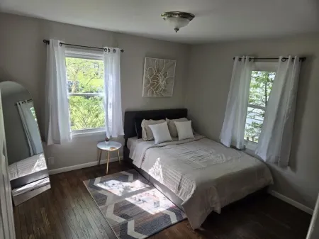 Speedway Large Home- 4 bed/2 bath walking distance to Motor Speedway.