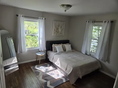 Speedway Large Home- 4 bed/2 bath walking distance to Motor Speedway.