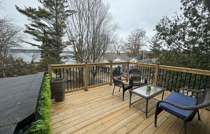 Cottage W LAKE VIEWS, beside waterfront trail and steps from beach