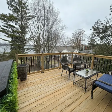 Cottage W LAKE VIEWS, beside waterfront trail and steps from beach