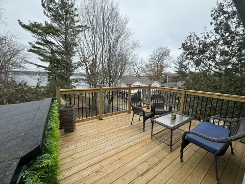 Cottage W LAKE VIEWS, beside waterfront trail and steps from beach - WiFi