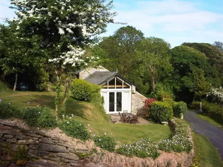 Beautiful Cottage with gorgeous gardens log burner, EV charger and Pet-friendly Отели в г. Фоуи