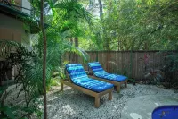 Poolside garden apartment w king, Playa Guiones
