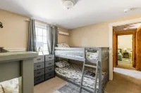 Peaceful cabin w/patio-firepit near lake Sunapee