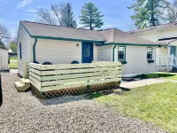 NEW Chautauqua Cottage, Lake Views, King Bed & Hot Tub