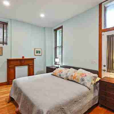 Large Executive 1st Floor Apartment with Chefs Kitchen! Rooms