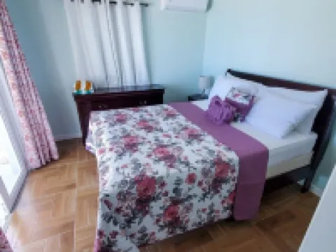 Two bedroom two bathroom beach house located 10 steps from the beach Hotels in Steventon