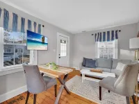 Adorable Cottage, 5 min walk to water & town Hotels in Westbrook