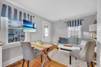 Adorable Cottage, 5 min walk to water & town Hotels in Westbrook