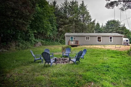 Cozy 1 acre lot just 0.5 miles from Ocean Shores Beach w/ Airstream & Hot Tub! Отели в г. Ойеут-Хоганс Корнер