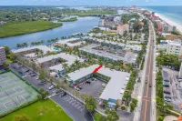 Beautiful Indian Shores condo with private beach access