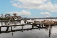 Spacious 120m2 Watervilla With Sauna Near Amsterdam And Schiphol. Hotels in Aalsmeer