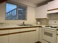 10min to Ferry.30 mins to airport. Family sized separate entrance.Pets-friendly.