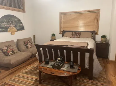 A Lovely Cabin House at Way Woods Retreat with outdoor Hot Tub & Full Amenities.