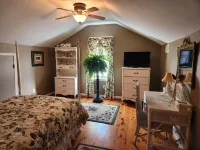 Charming 3-bedroom cottage with AC, WiFi in serene Walnut Cove.