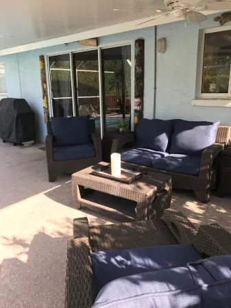 BLUE PARADISE !!  VANDERBILT BEACH, WALK TO MERCATO FOR SHOPPING AND  NIGHT LIFE