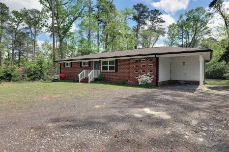 7 Minutes from Augusta National Golf Club, close to I-20 & Augusta Airport! Отели рядом с достопримечательностью «DEFY Augusta»