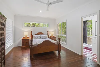 PERFECT FOR LARGE FAMILIES CLOSE TO BEACH AND SHOPS, ACREAGE & GAMES ROOMS
