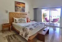 Casa Bella Beachfront. in Town. White Sandy Beaches & Palmas Pickleball Nextdoor