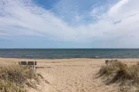 Beachside Condo – Walk to Pier & Dining Hotels near Blue Ocean