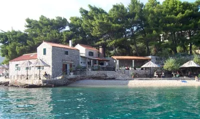 The apartment is located on the first floor of our house, 50 meters from the sea โรงแรมใน