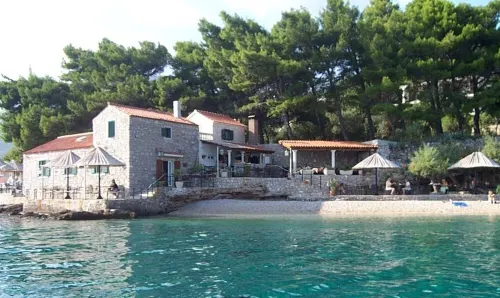 The apartment is located on the first floor of our house, 50 meters from the sea Hotels in Bol