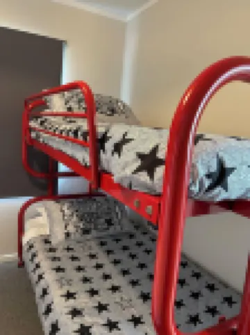 Ocean views, short walk to the beach. Close to the winery and great fishing.