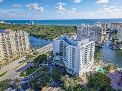 Condo Hotel by Hilton 5 min walking to the beach!