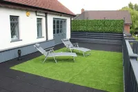 Spacious 6 bedroom home with outdoor dining area Hotels near Bedworth Sloughs