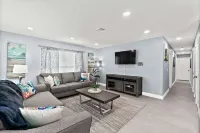 NEW! Stunning 5/3 Home/w Pool table & Seablue Pool