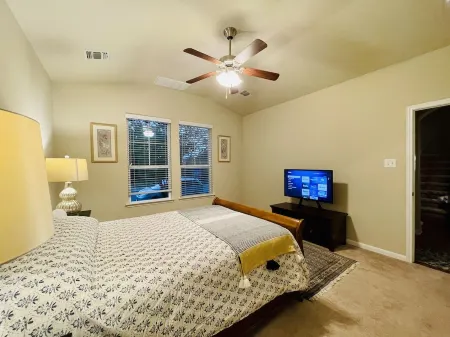 Whisper Dreams Retreat- cozy3BR retreat~big yard~bring pets~near Kalahari~DT ATX Отели в г. Раунд-Рок