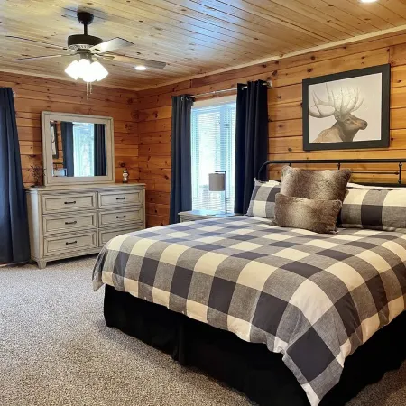 Cub Cabin on Massanutten Resort- Fully Renovated Log Cabin- Hot Tub & Fire Pit