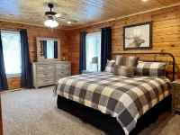 Cub Cabin on Massanutten Resort- Fully Renovated Log Cabin- Hot Tub & Fire Pit