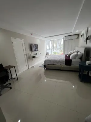 AC, WiFi, cable & 24/7 security, Pool, beachfront, views of Kingston harbor.