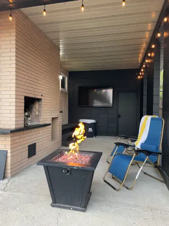 Vintage Bungalow. It’s Better than a hotel. spread out & enjoy the space.