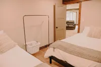 Old Chief Bunkhouse - ranch with views of Chief Mountain 카드스톤 카운티 호텔